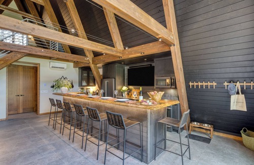 La Pine House | Lazy River Glamp-House by AvantStay | Newly Built, Luxe Indoor-Outdoor Living