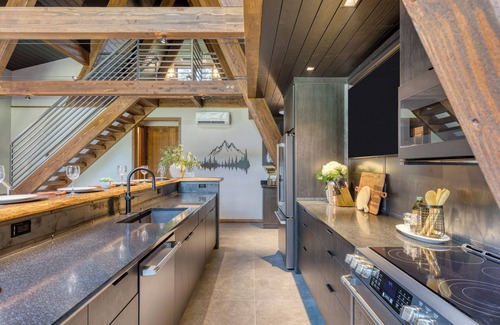 La Pine House | Lazy River Glamp-House by AvantStay | Newly Built, Luxe Indoor-Outdoor Living