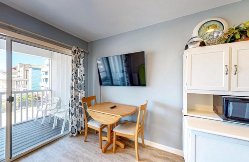 Midtown Ocean City Hotel | Lazy Whale 32