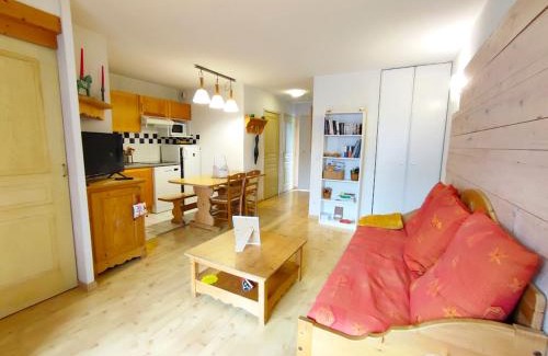 Bagneres-de-Luchon Apartment | Le 102, T3 pour 5 personnes, vue montagne, classé 2 étoiles NF, parking, piscine en été