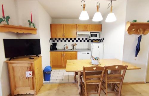 Bagneres-de-Luchon Apartment | Le 102, T3 pour 5 personnes, vue montagne, classé 2 étoiles NF, parking, piscine en été