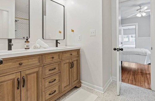 Avondale House | Le Avondale: Updated & Clean home