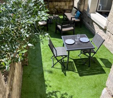 Chinon Apartment | Le Badebec, Appt dans maison typique avec jardin privé