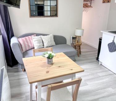 Chinon Apartment | Le Badebec, Appt dans maison typique avec jardin privé