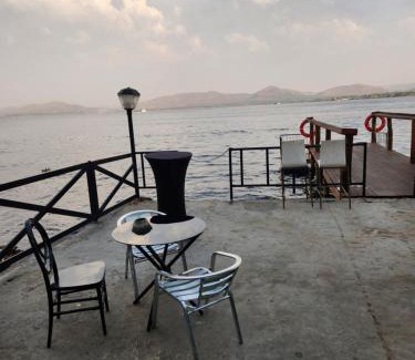 Kosmos House | Le Bamboo Guest House And Boat Cruise