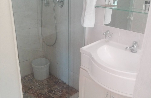 Gordons Bay Central House | Le Bay Lodge