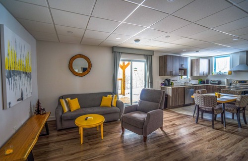 Les Collines-de-l'Outaouais Regional County Municipality Cabin | Le Bellevue Modern Lodge