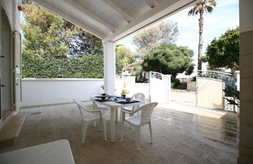 Torre Suda Apartment | Le Bianche ville con patio privato a un passo dal mare