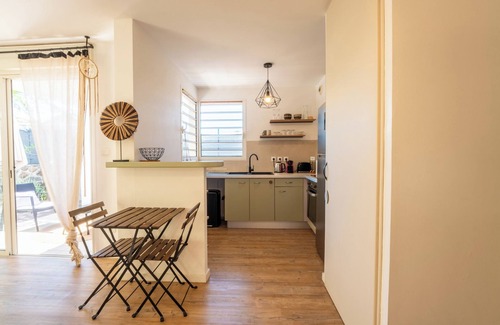 Carosse Apartment | Le Céladon- 1 bedroom apartment Saint Gilles les Bains/private garden + barbecue