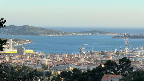 Toulon Bed & Breakfast | Le cabanon du Faron une chambre d hote dans un jardin