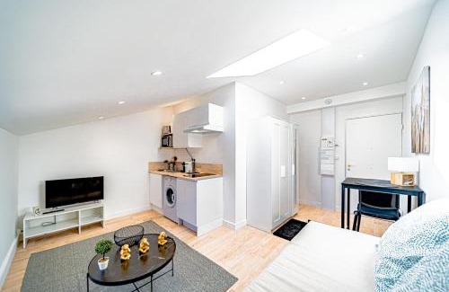 Bussiere - Cadiere Apartment | Le Californie - Agréable studio avec parking privé