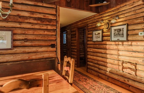 Lachute Cabin | Le Chalet Huard / The Loon Cabin
