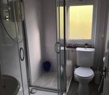 Pembroke Apartment | 'Le Chalet II' free unlimited wifi 2 bed chalet House