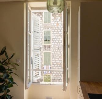 Vernier Apartment | Le charme de l'ancien, rénové - Nice - 4 personnes