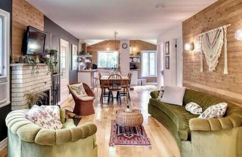 Brebeuf Ski Chalet | Le Chickadee | Cozy Fall, Hot Tub, Firepit, River View