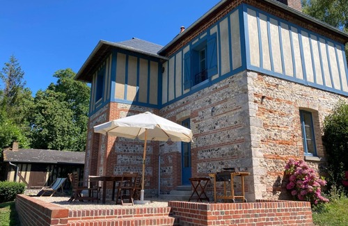 Longueil House | Le Clos de l'Église: Master House in Brick and Flint with River View