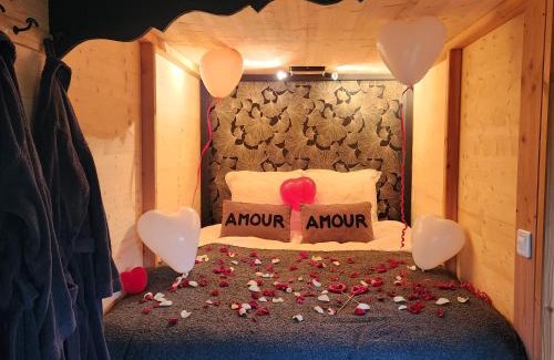 Saint-Jean-d'Elle House | le cocon d'amour " Roulotte avec jaccuzi privé "