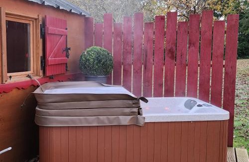 Saint-Jean-d'Elle House | le cocon d'amour " Roulotte avec jaccuzi privé "