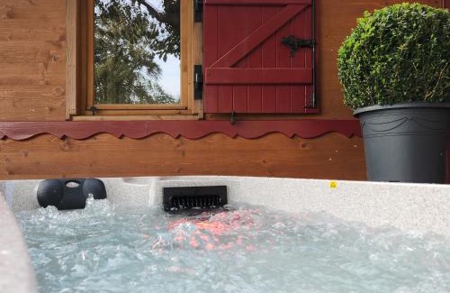 Saint-Jean-d'Elle House | le cocon d'amour " Roulotte avec jaccuzi privé "