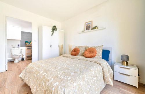 Les Aunettes Apartment | Le Cosy Yellow Appartement lumineux à 5 min de la Gare d'Evry avec parking gratuit