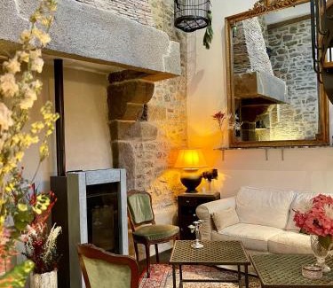 Combourg House | LE COTTAGE Gîte de charme au pied du Château