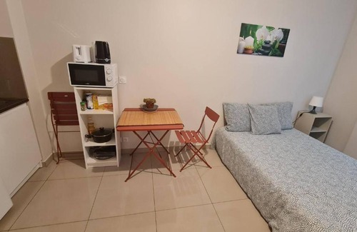 Montfermeil Apartment | le Coucher De Lune Studio pour 2 a 3 personnes a Montfermeil