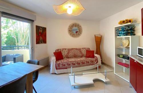 Villeneuve Loubet Beach Apartment | Le Familial, Piscine Plage et Garage
