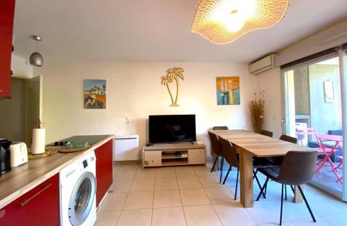 Villeneuve Loubet Beach Apartment | Le Familial, Piscine Plage et Garage