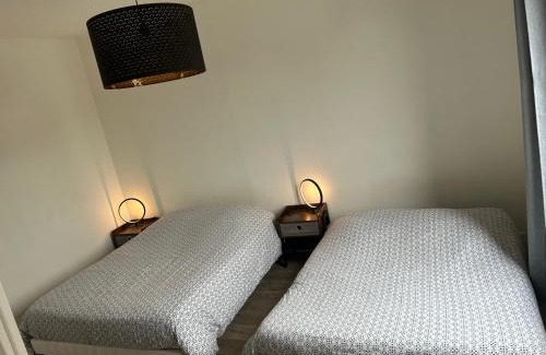 Dieppe Apartment | Le famillial , 2 chambres doubles lits faits et serviettes de toilette fournies Avec parking PRIVE 1 VOITURE, NETFLIX, DISNEY PLUS DISPONIBLE
