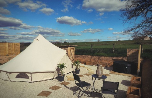 Lapalisse House | Le grand chêne" lodge tent with private Jacuzzi