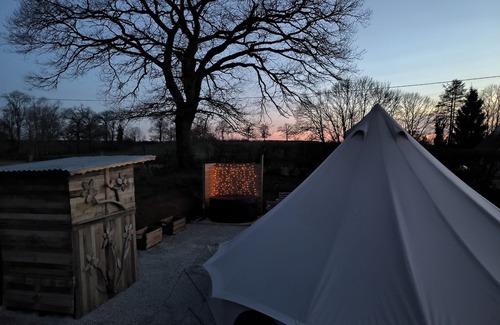 Lapalisse House | Le grand chêne" lodge tent with private Jacuzzi