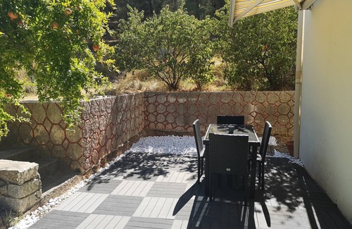 Saint-Mitre-les-Remparts Apartment | Le Grenadier Studio bas de villa