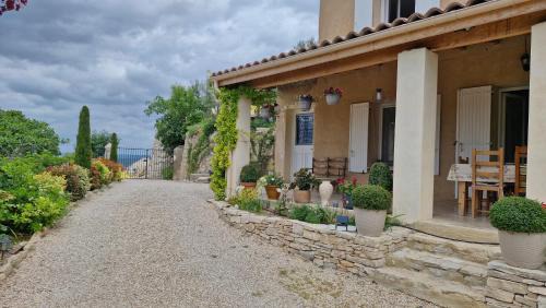 Apt House | Le jardin des oliviers