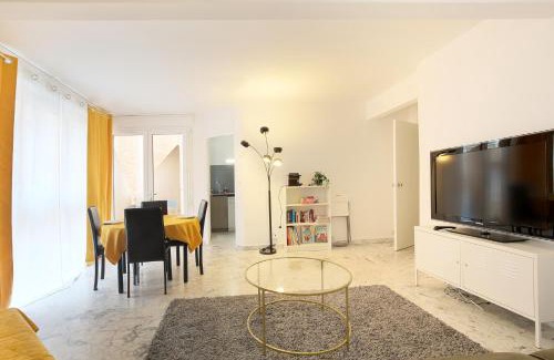 Saint-Georges Apartment | Le jaune Place Saint Georges 100m Parking Terrasse