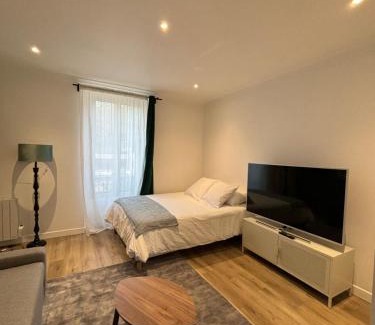 Les Gondoles Apartment | Le Joli Appartement - Parking Gratuit, Wifi, RER C Choisy-le-Roi