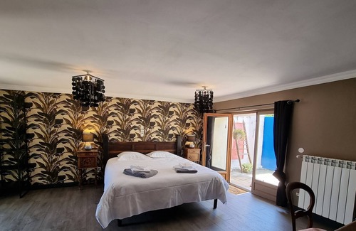 Saint-Just-Luzac House | Le Logis 5 bedroom house