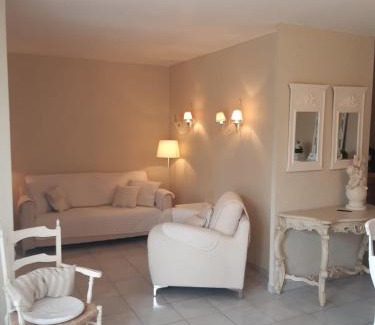 Bessan Apartment | Le Médicis - Centre village calme