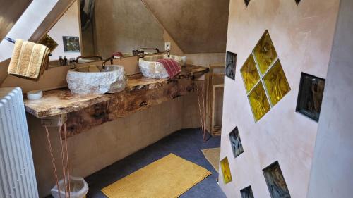 Grand-Vabre Bed & Breakfast | Le Manoir des Pélies Gîte et Chambres d'hôtes de charme à 7kms de Conques Spa, Piscine, Rivière, Thermes de Cransac