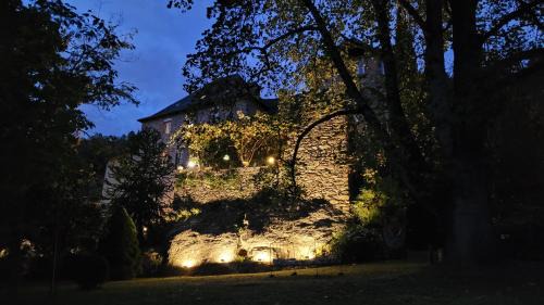 Grand-Vabre Bed & Breakfast | Le Manoir des Pélies Gîte et Chambres d'hôtes de charme à 7kms de Conques Spa, Piscine, Rivière, Thermes de Cransac