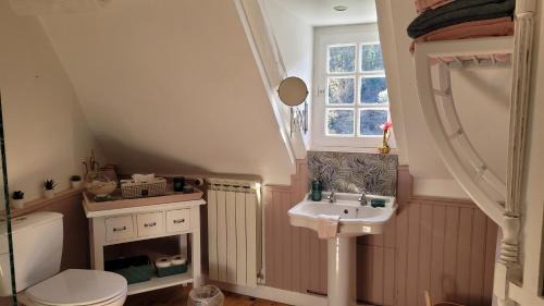 Grand-Vabre Bed & Breakfast | Le Manoir des Pélies Gîte et Chambres d'hôtes de charme à 7kms de Conques Spa, Piscine, Rivière, Thermes de Cransac