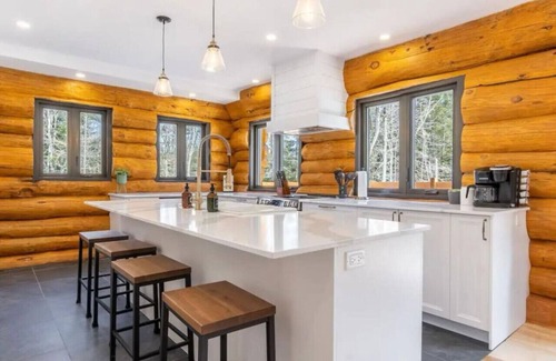 St-Adolphe-d'Howard House | Le Massif | Lake Access | Hot Tub | Pool Table