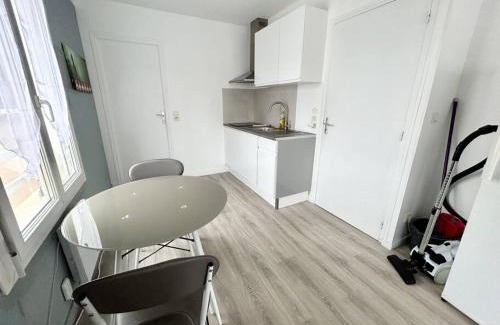 Saint-Meloir-des-Ondes Apartment | Le Mat studio étoilé