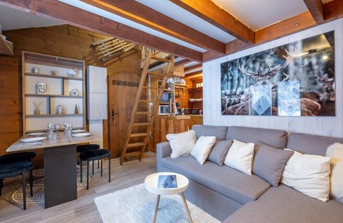 Chamonix-Mont-Blanc Ski Chalet | Le Mazot - mezzanine with nice view