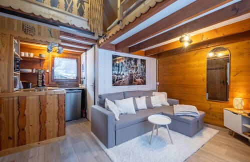Chamonix-Mont-Blanc Ski Chalet | Le Mazot - mezzanine with nice view