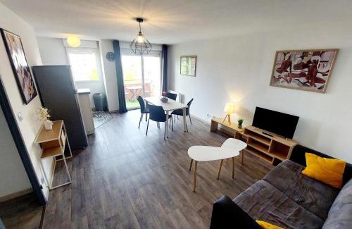 Montauban Apartment | Le Montauriol - Logement avec terrasse - Piscine -Tennis - Place de parking privée