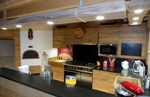 Thollon-les-Memises Ski Chalet | Le P'tit Suisse - 4* Savoyard chalet with lake view - 4 bedrooms, 2 bathrooms and sauna