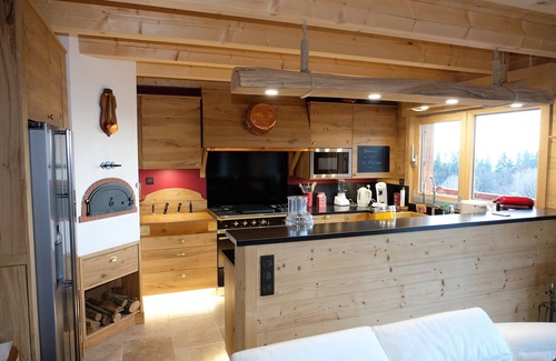 Thollon-les-Memises Ski Chalet | Le P'tit Suisse - 4* Savoyard chalet with lake view - 4 bedrooms, 2 bathrooms and sauna