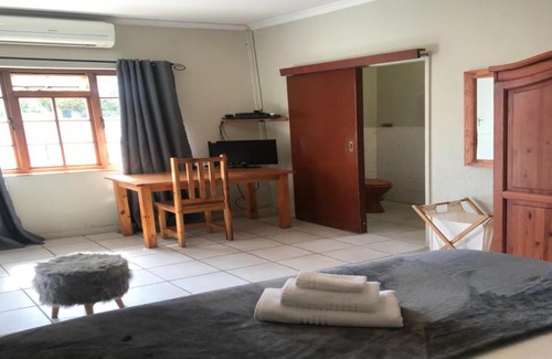 Durbanville House | Le Petit Chateau Guest House