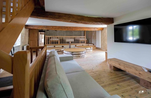 Pamproux Bed & Breakfast | Le Petit Courault: Renovated mill, sleeps 35 comfortably in the heart of nature.
