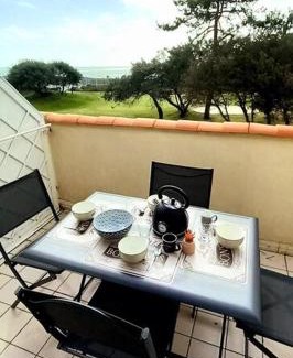 Bourgenay Apartment | "LE PETIT PARADIS" Appartement duplex, vue mer et port, 5 personnes, accès parc aquatique gratuit